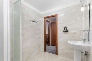 Гостевой дом Villa Bonda Одесса Cемейный номер с собственной ванной комнатой-4