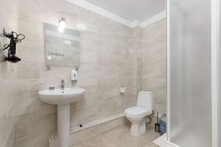 Гостевой дом Villa Bonda Одесса Cемейный номер с собственной ванной комнатой-5